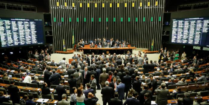 IOF derrubado: Congresso protege elite e deixa o povo na fila do hospital