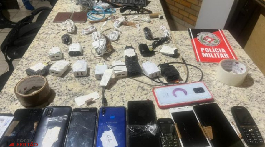 PM apreende materiais que seriam arremessados para dentro de presídio no Sertão