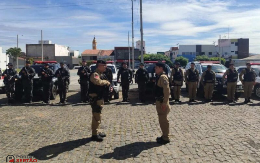 Operação Saturação reforça policiamento e resulta na apreensão de arma e prisão no bairro São Francisco, em Cajazeiras