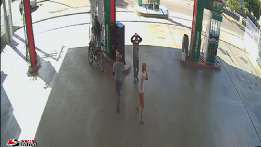 VÍDEO: Criminoso armado rende frentistas durante assalto em posto de combustíveis; câmeras registram ação