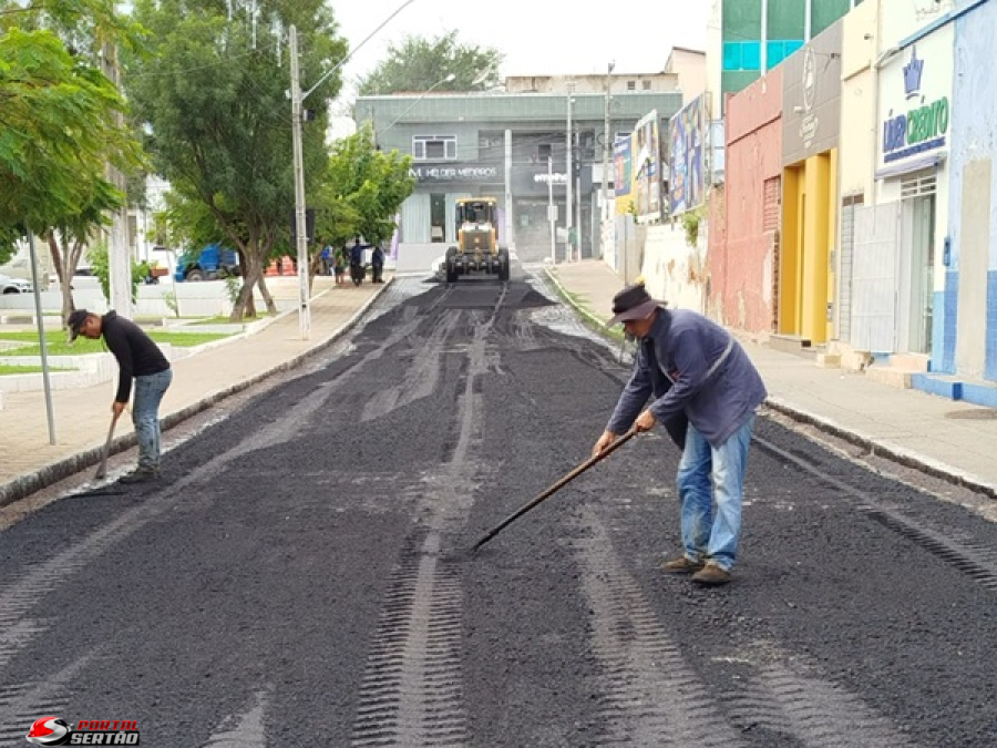 Prefeitura inicia pavimentação de mais duas ruas em Cajazeiras com recursos próprios