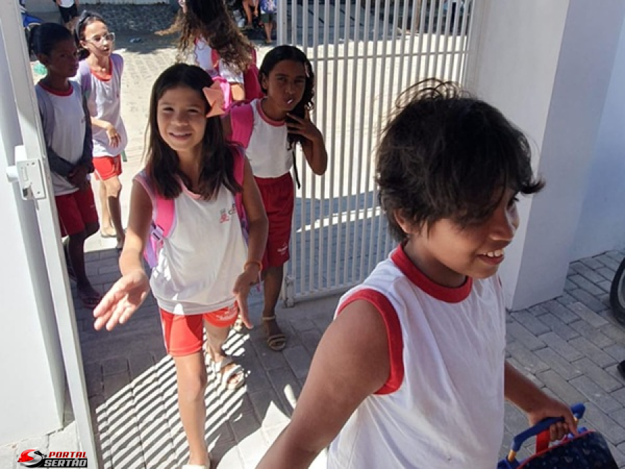 Prefeitura de Cajazeiras reinicia aulas após o recesso escolar em todas as escolas e creches do município