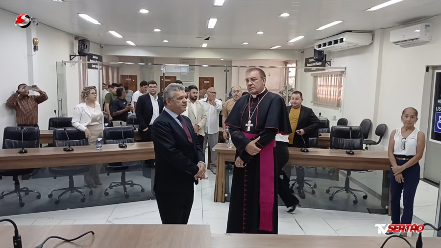 VÍDEO: Câmara Municipal de Cajazeiras recebe visita histórica de Dom Francisco de Assis 