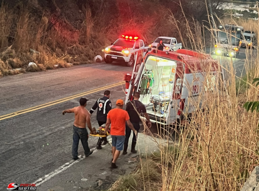 Caminhão capota na PB-400 e deixa uma vítima fatal e duas feridas
