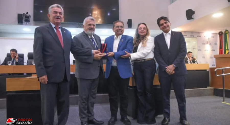 Dra. Paula participa da entrega da Medalha Epitácio Pessoa a Carlos Vieira, presidente da Caixa