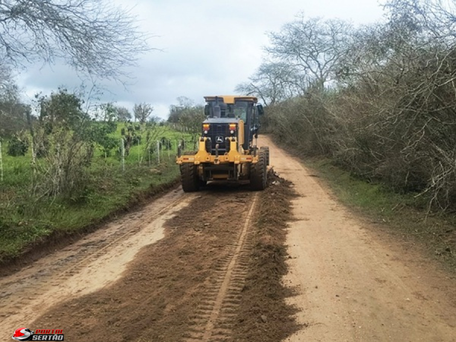 Prefeitura de Cajazeiras recupera estradas vicinais em 46 comunidades rurais