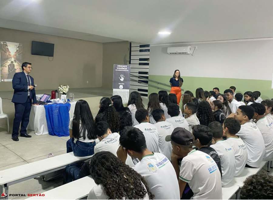 São José de Piranhas: juiz Ricardo Henriques alerta jovens para os riscos das drogas em palestra na rede municipal
