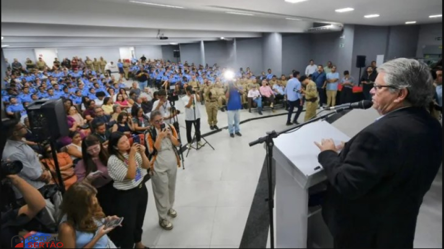 João Azevêdo entrega cartões do Passe Livre Estudantil e destaca importância da ação para combater a evasão escolar